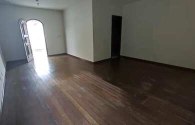 Imagem: A casa possui 4 Dormitórios, 2 Banheiros, 2 Vagas na garagem