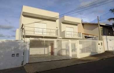 Imagem: A casa possui 4 Dormitórios, 5 Banheiros, 3 Vagas na garagem