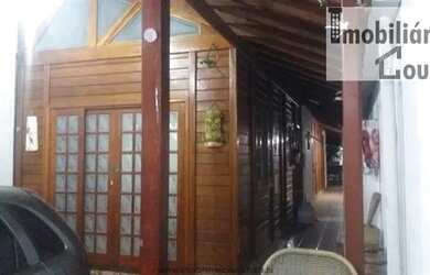 Imagem: A casa possui 2 Dormitórios, 2 Banheiros, 2 Vagas na garagem