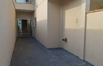 Imagem: A casa possui 2 Dormitórios, 1 Banheiro, 1 Vaga na garagem