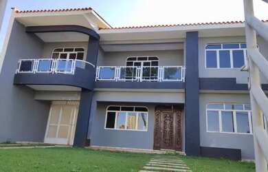 Imagem: A casa possui 4 Dormitórios, 3 Banheiros, 2 Vagas na garagem