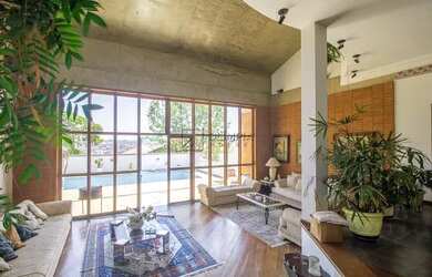 Imagem: A casa possui 4 Dormitórios, 5 Banheiros, 4 Vagas na garagem