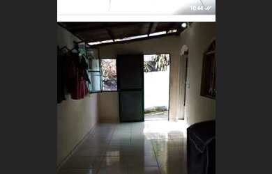 Imagem: A casa possui 3 Dormitórios, 2 Banheiros, 1 Vaga na garagem