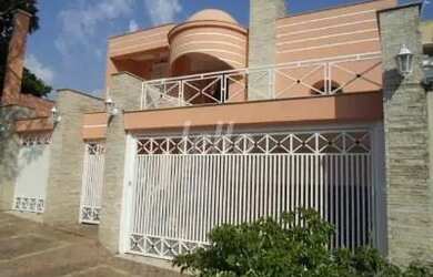 Imagem: A casa possui 4 Dormitórios, 5 Banheiros, 4 Vagas na garagem