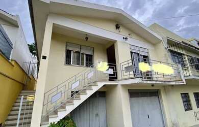 Imagem: A casa possui 3 Dormitórios, 2 Banheiros, 2 Vagas na garagem