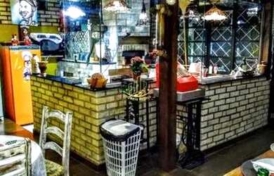 Imagem: A casa possui 5 Dormitórios, 2 Banheiros, 2 Vagas na garagem