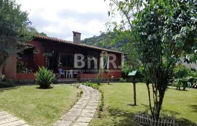 Imagem: A casa possui 5 Dormitórios, 3 Banheiros, 2 Vagas na garagem