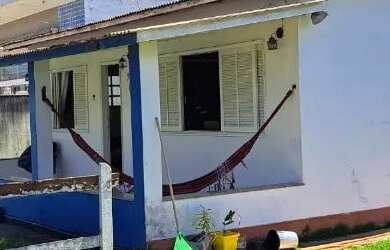 Imagem: A casa possui 2 Dormitórios, Acomodam 6 pessoas, 4 Vagas na