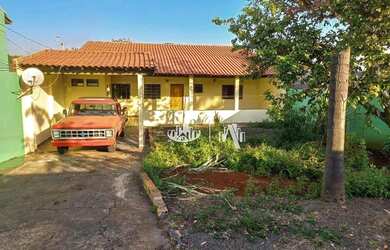 Imagem: A casa possui 1 Dormitório, 1 Banheiro, 3 Vagas na garagem