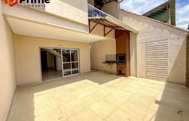 Imagem: A casa possui 3 Dormitórios, 3 Banheiros, 2 Vagas na garagem