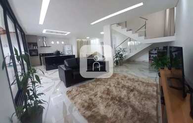 Imagem: A casa possui 3 Dormitórios, 3 Banheiros, 4 Vagas na garagem