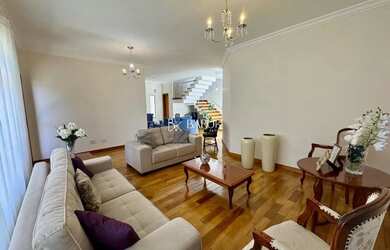 Imagem: A casa possui 5 Dormitórios, 5 Banheiros, 4 Vagas na garagem