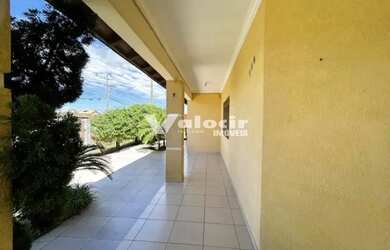 Imagem 3: Casa com piscina, 4 dormitórios, suíte, 3 banheiros, sala de estar e...