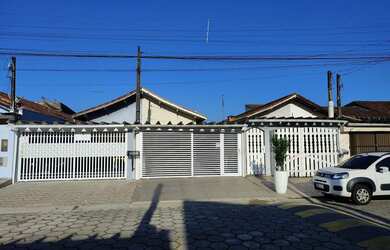 Imagem: A casa possui 2 Dormitórios, Acomodam 12 pessoas, 2 Vagas na