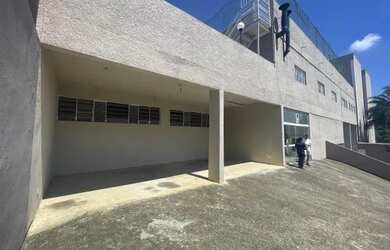 Imagem: O depósito possui 5 Vagas na garagem e 400m² de Área e está