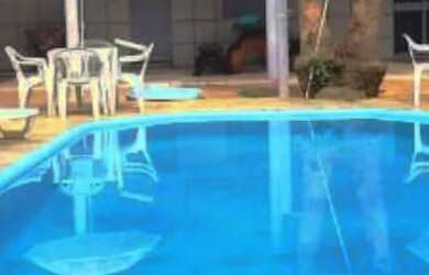 Imagem: A casa possui 5 Dormitórios, Acomodam 30 pessoas e 5 Vagas