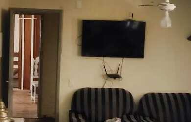 Imagem: A casa possui 1 Dormitório e Acomodam 6 pessoas e está localizado