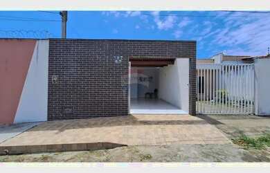 Imagem: A casa possui 2 Dormitórios, 1 Banheiro, 2 Vagas na garagem