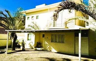 Imagem: A casa possui 3 Dormitórios, 3 Banheiros, 3 Vagas na garagem