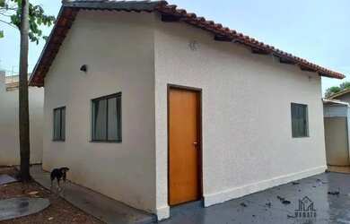 Imagem: A casa possui 2 Dormitórios, 1 Banheiro, 2 Vagas na garagem