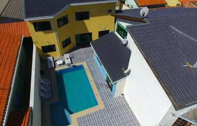 Imagem: A casa possui 5 Dormitórios, 3 Banheiros, 5 Vagas na garagem