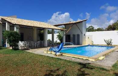 Imagem: A casa possui 3 Dormitórios, Acomodam 30 pessoas e 5 Vagas