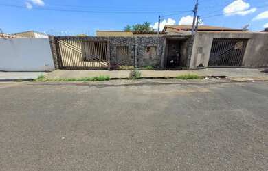 Imagem: A casa possui 4 Dormitórios, 2 Banheiros, 2 Vagas na garagem