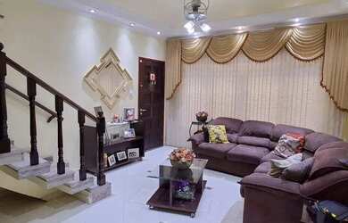 Imagem: A casa possui 3 Dormitórios, 3 Banheiros, 4 Vagas na garagem