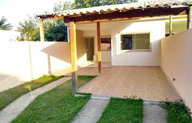 Imagem: A casa possui 2 Dormitórios, 2 Banheiros, 2 Vagas na garagem