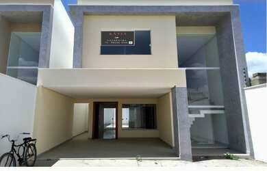 Imagem: A casa possui 3 Dormitórios, 3 Banheiros, 4 Vagas na garagem