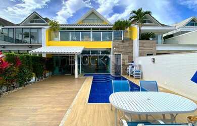 Imagem: A casa em condomínio possui 4 Dormitórios, 5 Banheiros, 2