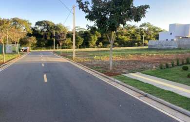 Imagem: O terreno possui 360m² de Área e está localizado em Terras