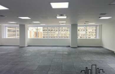 Imagem: O depósito possui 4 Vagas na garagem, 358m² de Área e está