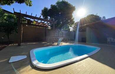 Imagem: A casa em condomínio possui 4 Dormitórios, 3 Banheiros, 5