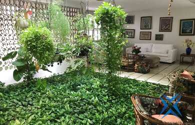 Imagem: A casa possui 4 Dormitórios, 4 Banheiros, 5 Vagas na garagem