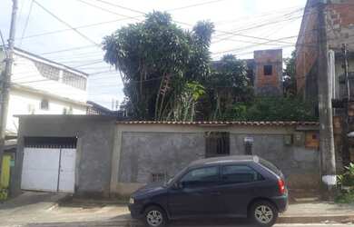 Imagem: A casa possui 3 Dormitórios, 2 Banheiros, 2 Vagas na garagem