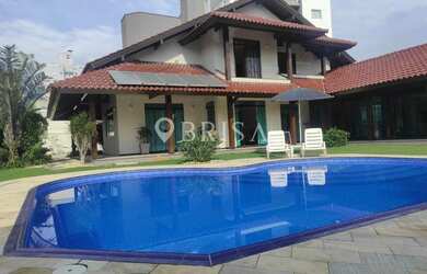 Imagem: A casa possui 3 Dormitórios, 5 Banheiros, 3 Vagas na garagem