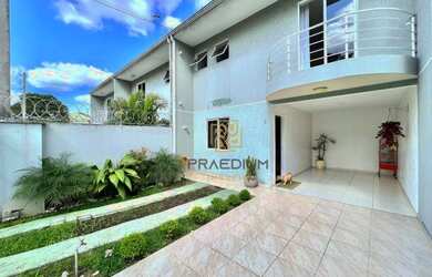 Imagem: A casa possui 3 Dormitórios, 3 Banheiros, 3 Vagas na garagem