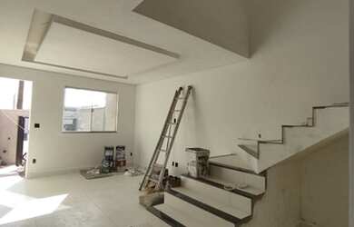 Imagem: A casa possui 2 Dormitórios, 2 Banheiros, 2 Vagas na garagem