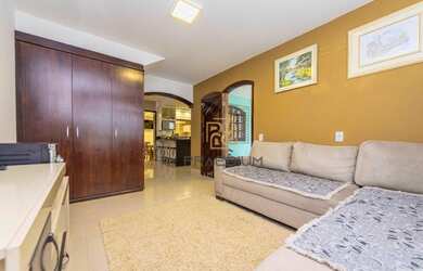 Imagem: A casa possui 3 Dormitórios, 3 Banheiros, 3 Vagas na garagem