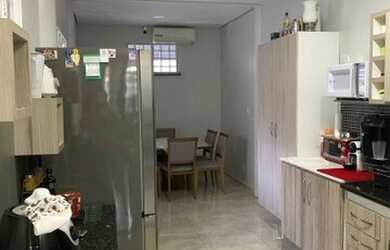 Imagem: A casa possui 3 Dormitórios, 3 Banheiros, 2 Vagas na garagem