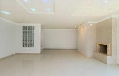 Imagem: A casa possui 4 Dormitórios, 5 Banheiros, 2 Vagas na garagem