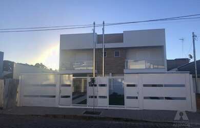 Imagem: A casa possui 3 Dormitórios, 2 Banheiros, 3 Vagas na garagem