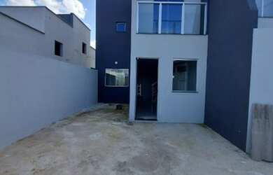 Imagem: A casa possui 2 Dormitórios, 2 Banheiros, 2 Vagas na garagem