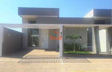 Imagem: A casa possui 3 Dormitórios, 2 Banheiros, 2 Vagas na garagem