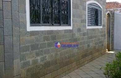 Imagem: A casa possui 3 Dormitórios, 2 Banheiros, 2 Vagas na garagem