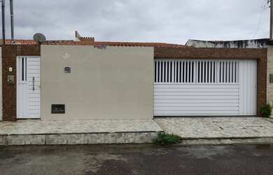 Imagem: A casa possui 4 Dormitórios, 2 Banheiros, 2 Vagas na garagem