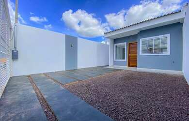 Imagem: A casa possui 2 Dormitórios, 1 Banheiro, 2 Vagas na garagem