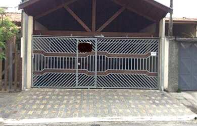 Imagem: A casa possui 2 Dormitórios, 2 Banheiros, 2 Vagas na garagem