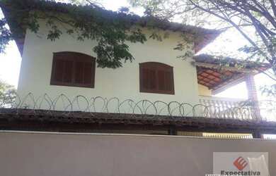 Imagem: A casa possui 4 Dormitórios, 2 Banheiros, 5 Vagas na garagem